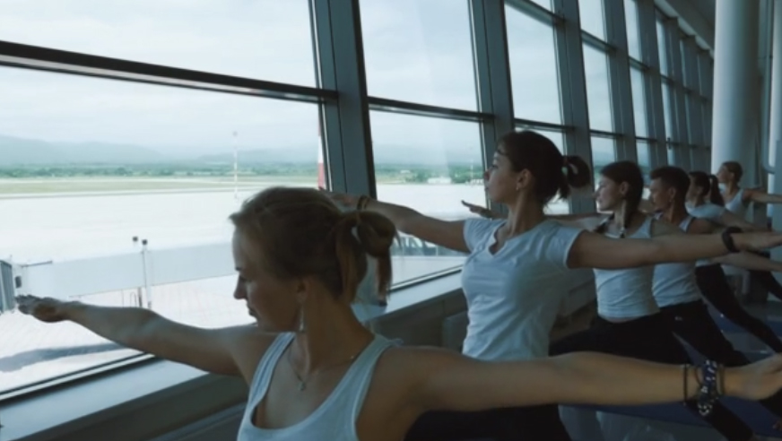 День йоги в аэропорту Кневичи